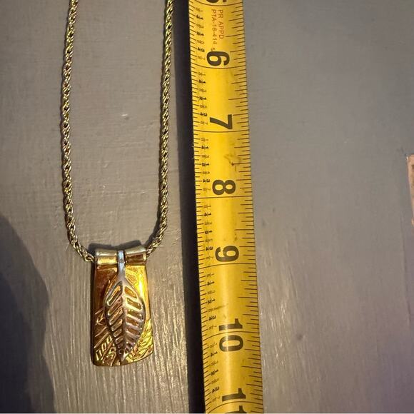 Liz Claiborne Gold Tone Pendant & Necklace - Picture 7 of 8